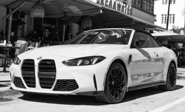 Miami, Florida, ABD - 23 Kasım 2024 BMW M4 spor arabası. BMW M4 tipi lüks bir spor araba. BMW M4 yarışması dışarıda park edilmiş, kopyalama alanı. BMW M4, köşe görünümü.