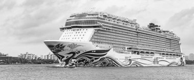 Miami, Florida, ABD - 07 Kasım 2024: Norveç Joy yolcu gemisi yolculuğu. Yaz tatilinde gemi turu. Norveç yolcu gemisi. Gemi turu ve deniz seyahati. Gemi yolcu ile birlikte limandan ayrılıyor.