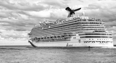 Miami, Florida, ABD - 23 Aralık 2024: gemi turu ve deniz yolculuğu. Gemi Miami limanından ayrılıyor. Sihirli Karnaval yolcu gemisi yolculuğu. Yaz tatilinde gemi turu. Karnaval yolcu gemisi.