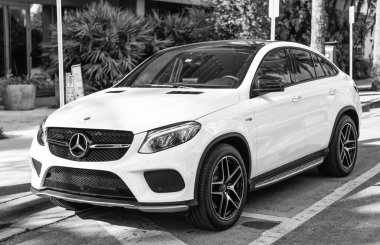 Miami, Florida, ABD - 17 Aralık 2024 Mercedes Benz GLE coupe. Mercedes Benz GLE tipi lüks bir araba. Beyaz Mercedes Benz GLE dışarıda park edilmiş. Mercedes Benz GLE, köşe görünümü.