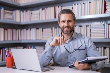 Webinar kursu çevrimiçi. Adam internette ders çalışıyor. Bin yıllık insan için eğitim. İş yerinde insan giysisi. Görüntüler konferansta. İnsanoğlu için çevrimiçi webinar eğitimi. Sürekli öğrenme fırsatları.