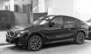Miami, Florida, ABD - 23 Kasım 2024 BMW X6 çapraz otomobil. Lüks araba, siyah BMW X6 tipi. BMW X6 dışarıda park halinde. BMW X6, köşe görünümü.
