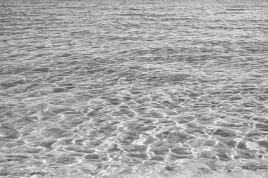 Aquamarine okyanus doğası. Temiz turkuaz deniz suyunun arka planı. Idyllic yaz tatili. Akdeniz 'de. Dalgalı yüzey. Okyanus sahili. Deniz suyu yüzeyi. Okyanusun dalgalı suyu.