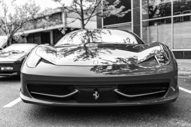 Chicago, Illinois - 29 Eylül 2024: Ferrari 458 Italia kırmızı renk. Ferrari 458 Italia caddeye park etmiş. Köşeden bak. Lüks Ferrari 458 İtalya Chicago 'da