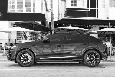 Miami, Florida, ABD - 23 Kasım 2024: Mavi Lamborghini Urus 2020 SUV spor yara izi. Lamborghini Urus tipi lüks bir spor araba. Lamborghini Urus dışarıda park etmiş. Lamborghini Urus, yan görüş.