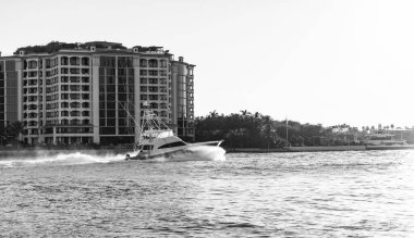 Fisher Adası konut binası ve lüks yat teknesi. Sürat teknesi Fisher Adası, Miami 'den geçiyor. Miami mimarisi, Florida. Fisher Adası 'nda lüks bir yat teknesi. Yaz tatili.