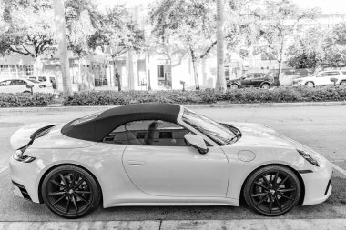 Miami, Florida, ABD - 9 Aralık 2024: beyaz 2022 Porsche 911 Carrera GTS üstü açık spor araba. Porsche Carrera GTS tipi spor araba. Porsche Carrera 'nın arabası dışarıda. Porsche 911 Carrera, yan görüş.