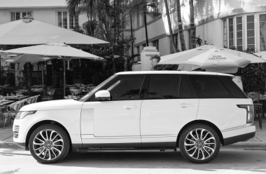 Miami, Florida, ABD - 17 Aralık 2024: Land Rover Range 2018 geçiş aracı. Land Rover 'ın lüks aracı. Beyaz araba Range Rover 'ı dışarıda park etmiş, köşe manzaralı.