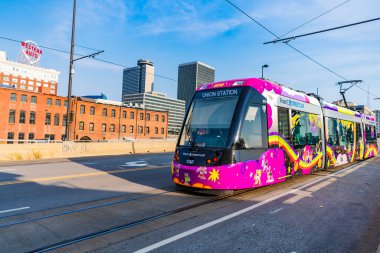 Kansas City, Missouri, ABD - 07 Ağustos 2025: tramvaylı sokak. Elektrikli tramvay nakliyesi. Şehir tramvayı. Şehir caddesinde tramvay var. Toplu taşıma araçlı bir şehir caddesi. Toplu taşıma.
