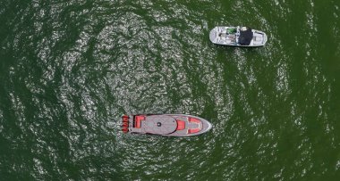 Yat teknesi turu. Lüks tekne yatı. Sürat teknesi denizde. Lüks bir yat kiralama şirketi. Motorlu yat lüks gemi. Deniz motoru. Deniz yaz tatili. Hava motorlu teknesi. Miami titreşimleri.