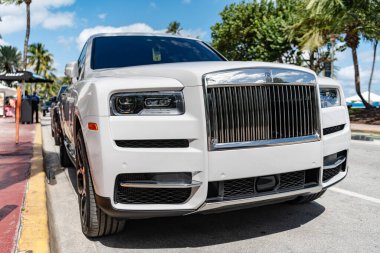 Miami, Florida, ABD - 27 Temmuz 2025 Rolls Royce Cullinan lüks SUV 2022. Lüks SUV Rolls Royce Cullinan. Araba Rolls Royce Cullinan dışarı park etmiş. Beyaz araba, köşe manzaralı.