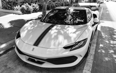 Miami, Florida, ABD - 08 Aralık 2024 Ferrari 296 GTB spor yara izi. Ferrari 296 GTB 'nin lüks spor arabası. Ferrari GTB 'nin arabası dışarıda park edilmiş. Ferrari 296 GTB, köşe görünümü.