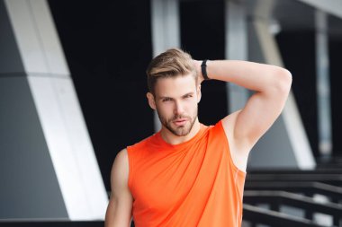 Formda ve sporcu bir koşucu. Sporcu spor yapar. Erkekler için spor kıyafetleri. Atletik yaşam tarzı. Spor ve spor. Sporcu açık havada. Spor yaşam tarzı. Spor giyim sektöründe koşan adam. Dinamik giysi.