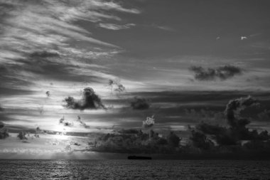 Deniz batımı manzaralı. Yaz tatilinde bulutlu gün batımı gökyüzü ve deniz manzarası. Deniz gündoğumuyla gökyüzü. Deniz doğasında sakin bir ufuk. Sahilde romantik bir yaz tatili. Gün doğumu gökyüzü ufku.