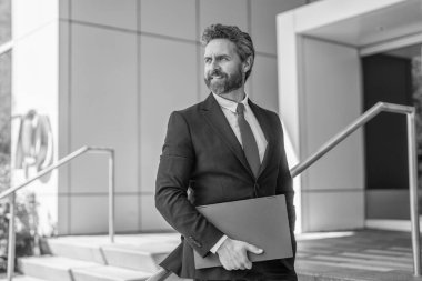 Olgun iş adamı. İş adamı portresi. Başarılı bir iş. Girişimcinin başarısı. Ofis müdürü. Takım elbiseli bir iş adamı. Ofisteki iş adamı. İşe alım uzmanı..