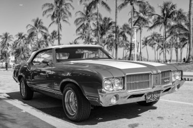 Miami, Florida, ABD - 06 Aralık 2024: Oldsmobile Cutlass Supreme 442 retro car. Oldsmobile Cutlass Supreme 'in eski arabası. Araba Oldsmobile Cutlass dışarı park etmiş. Oldsmobile Cutlass, köşe görünümü.