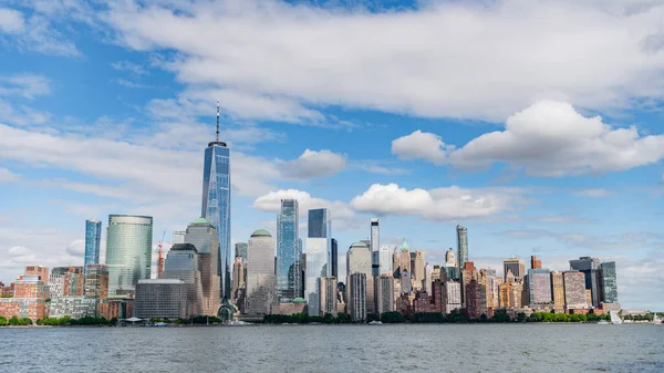 New York, Birleşik Devletler. New York Manhattan 'ın ufuk çizgisi finans bölgesi. Manhattan güzel silueti, New York, Birleşik Devletler. Manhattan 'ın ortasındaki New York şehrinin gökyüzü manzarası. ABD NYC 'de. Amerikan en büyük şehri.