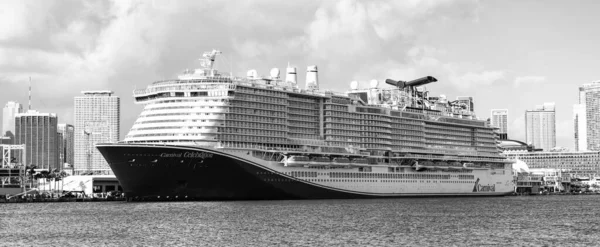 Miami, Florida, ABD - 3 Kasım 2024: Karnaval yolcu gemisi yolculuğu. Yaz tatilinde gemi turu. Karnaval Gemi Hattı. Gemi turu ve deniz seyahati. Gemi Miami sahil limanından ayrılıyor..