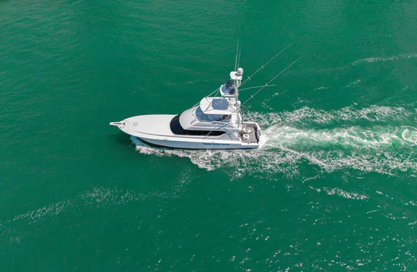 Yat teknesi turu. Lüks tekne yatı. Sürat teknesi denizde. Lüks bir yat kiralama şirketi. Motorlu yat lüks gemi. Deniz motoru. Deniz yaz tatili. Hava motorlu teknesi.