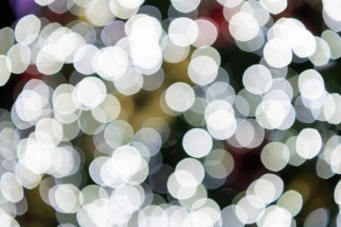 Bokeh beyaz yeni yıl. Bulanık arka plan. Parlayan soyutlamanın odaklanması yok. Görüntü bokeh arkaplanı. Odaklanmamış, soyut, parlak bir arka plan, kimse yok. Odaklanmamış bulanıklık.