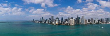 Brickell ufuk çizgisinin havadan görüntüsü. Brickell Miami 'nin panoramik şehir manzarası. Brickell 'in gökdelenleri. Miami 'deki iş kuleleri