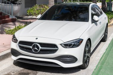 Miami, Florida, ABD - 27 Temmuz 2025: beyaz araba, köşe manzaralı. Mercedes Benz C sedan 2022 araba. Sedan Mercedes Benz C. Araba Mercedes Benz C sedan açık havada park edilmiş..