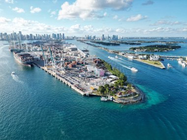 Miami Limanı. Miami 'deki kargo konteynırı, hava manzaralı. Nakliye konteynırı, denizcilik. Kargo konteynırlı Miami hava limanı. Deniz taşımacılığı. Hava görünümü.