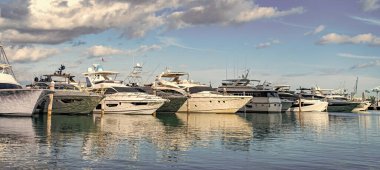 Lüks marina. Sefer teknesi denizde yüzüyor. Tekne turizmi. Deniz marinası. Lüks yat marinası. Lüks bir yat limanında. Lüks bir yaşam tarzı. Limanda demirli yelkenli yatlar.