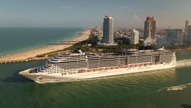 Tatilde olan bir yolcu gemisi. Gemi seyahati. Denizde seyahat et. Hava aracı manzaralı lüks bir yolcu gemisi. Gemi Miami limanından ayrılıyor. Seyahat güzergahı. Gemi seyahati. Okyanus gemisi.