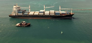 Kargo gemisi. Miami limanı. Monrovia konteynırı gemisi. Kargo Seaboard Explorer konteynır gemisi, insansız hava aracı görüntüsü. Yük konteynırı kargo gemisi ve römorkör..