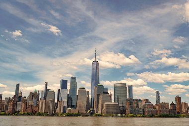 New York, Birleşik Devletler. New York Manhattan 'ın ufuk çizgisi finans bölgesi. Manhattan güzel silueti, New York, Birleşik Devletler. Manhattan 'ın ortasındaki New York şehrinin gökyüzü manzarası. ABD NYC 'de. Amerikan en büyük şehri.