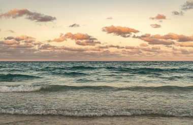 Yaz tatilinde gün batımı deniz manzarası. Deniz kıyısında gün doğumu. Denizde dramatik gündoğumu ufku. Günbatımı deniz manzarasında romantik bir yaz tatili. Okyanusta gün batımı. Deniz dalgaları.
