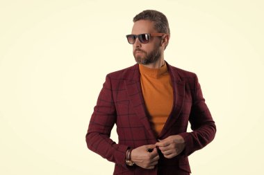 Ceket ve güneş gözlüğü takan kendinden emin bir iş adamı. Erkek modası. Beyaz tenli şık bir adam. Yakışıklı İspanyol adam modayı takip ediyor. Erkekler için moda. Çağdaş erkek giyim. Boşluğu kopyala.