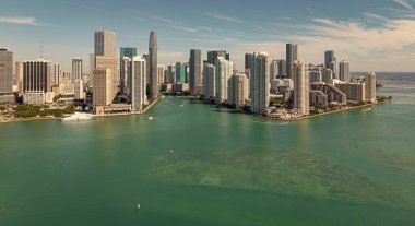 Florida, Brickell Key 'den Miami' ye. Şehir merkezinde bir gökdelen. Şehir manzarası silüeti. Miami 'deki Brickell binası. Gökdelen mimarisi olan Brickell Skyline. Şehir silüeti.