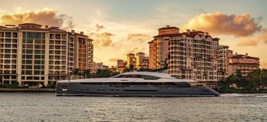 Teknesi olan Miami Kanalı. Fisher Adası konut binası ve lüks yat teknesi. Miami Fisher Adası 'nın manzarası. Marinaya yüzen bir tekne. Fisher Adası 'nda lüks bir yat teknesi. Yaz tatili.