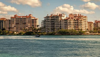 Yaz tatili. Fisher Adası Binası. Lüks motorlu tekne yatı. Yat marinaya gidiyor. Tekne ve yat gezisi. Lüks bir hayat. Fisher Adası 'ndaki lüks konut yatında..