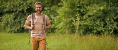 Kırsalda yürüyüş yapan bir adam. Ormandaki İspanyol adam. Ormanda yürüyüş yapan sırt çantalı bir yürüyüşçü. Erkek yürüyüşçü ormanda yürüyor. Sırt çantalı bir gezgin. Yürüyüş macerası. Trek yaşam tarzı, kopyalama alanı.