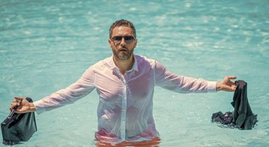 İş başarısızlığı. Yaz tatilindeki kızgın iş adamı. Islak Freelancer 'da uzaktan çalışma krizi var. Yüzme havuzunda evrak çantalı bir iş adamı. Öfkeli serbest çalışan. İş gezisi.