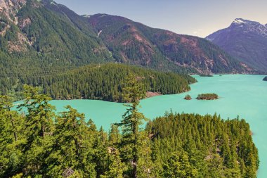 Diablo Gölü 'nün manzarası. Dağ manzaralı Diablo gölü. Dağ tepesi ve Diablo gölü manzarası. Doğa manzarası. Kuzey Cascades Parkı 'ndaki Diablo Gölü. Turkuaz alp suyu.