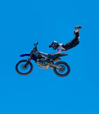 Miami, Florida, ABD - 25 Mayıs 2025 FMX Freestyle Motocross yarışmasında profesyonel binici. Motokros yarışçısı atlıyor. Motokros binicisi dublörlük yapıyor. Serbest stil motokros FMX.