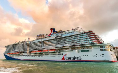 Miami, Florida, ABD - 16 Aralık 2024: Denizlerde seyahat. Gemi Miami sahilinden ayrılıyor. Karnaval yolcu gemisi seyahati. Yaz tatilinde gemi turu. Karnaval gemi seyahati. Gemi turu..