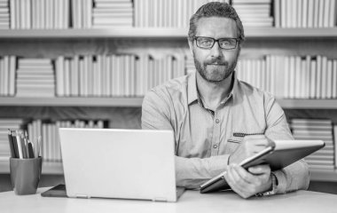 Adam internette ders çalışıyor. Erkek için eğitim. İşyerindeki uzaktan kumandalı insan ağı. Görüntüler konferansta. Esaslı bir kavram. İnsanoğlu için çevrimiçi webinar eğitimi. Webinar kursu çevrimiçi. Sanal sınıf.