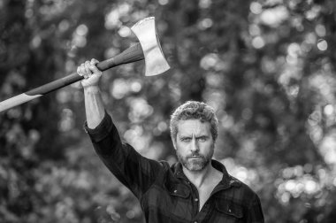 Güçlü adam ormanda çalışır. Ormanda baltalı oduncu adamlar. Oduncu baltayı taşır. Baltalı yakışıklı bir adam. Ormanda baltayla oduncu. Ağır baltayla damalı gömlekli oduncu..