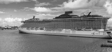 Seyahat macerası. Hava manzaralı lüks yolcu gemisi yolculuğu. Gemi limandan ayrılıyor. Miami turu. Gemi seyahati. Yaz tatilinde hava seyahati. Gemi turu. Gemi gemisi..