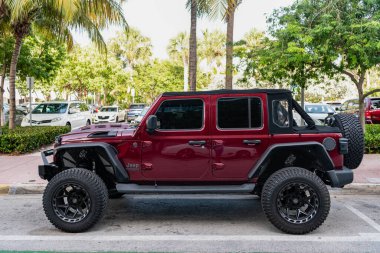 Miami, Florida, ABD - 27 Temmuz 2025: Sınırsız Jeep Wrangler. Araba Jeep Wrangler dışarıda park etmiş. Koyu kırmızı kamyonet, yan görüş. Jeep Wrangler Sınırsız 2021 SUV arabası.