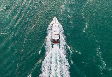 Denizdeki lüks özel yat. Motorlu yat lüks gemi. Tekne motorlu antenleri. Yaz mevsiminde tatil. Hava manzaralı motorlu tekne. Yat teknesi turu. Lüks tekne yatı. Sürat teknesi denizde yelken açıyor.