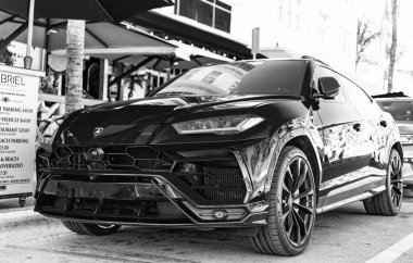 Miami, Florida, ABD - 23 Kasım 2024: Mor Lamborghini Urus 2020 SUV spor yara izi. Lamborghini Urus tipi lüks bir spor araba. Lamborghini Urus dışarıda park etmiş. Lamborghini Urus, alçak köşe manzaralı..