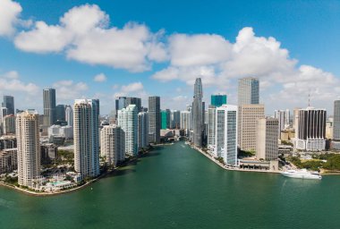Miami şehir merkezindeki Brickell ufuk çizgisinin hava görüntüsü. Modern gökdelenler Biscayne Körfezi 'nden yükseliyor. Miamis finans bölgesinin manzara manzarası