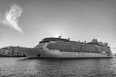 Miami, Florida, ABD - 24 Aralık 2024 Yaz Tatili Seyahati. Royal Karayipler Uluslararası yolcu gemisi. Gemi turu. Gemi rıhtımdan ayrılıyor. Deniz Gezisi Gezisinin Bağımsızlığı.