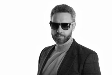 Ceket ve güneş gözlüğü takan kendinden emin bir iş adamı. Erkek modası. Beyaz tenli şık bir adam. Yakışıklı İspanyol adam modayı takip ediyor. Erkekler için moda. Alan reklamını kopyala.